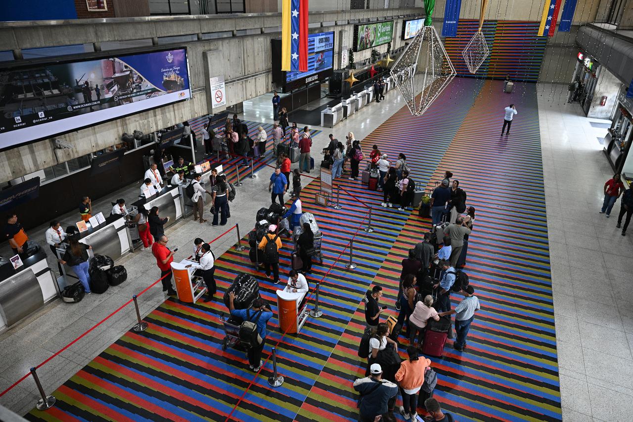 Passengers queue at counters at Simon Bolivar International Airport in Maiquetia, La Guaira State, Venezuela, Nov. 27, 2025. (AFP Photo)
