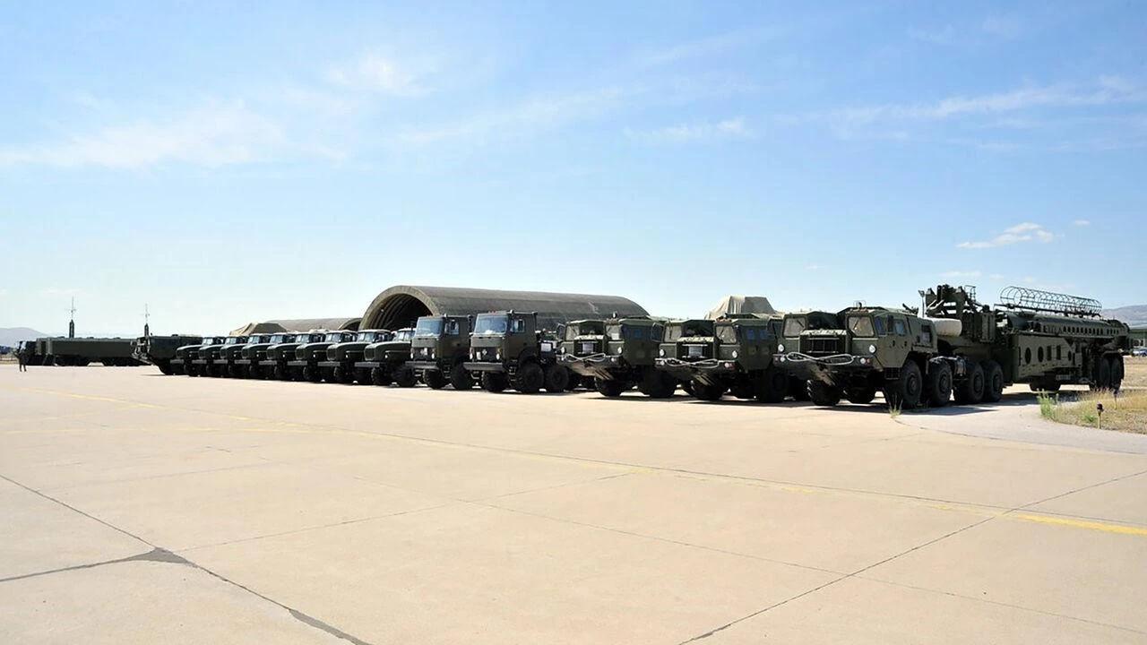 The final parts of the second battery of the Russian S-400 missile defense system arrive at Murted Airbase in Ankara, Türkiye, Sept. 15, 2019. (Photo via Turkish National Defense Ministry)