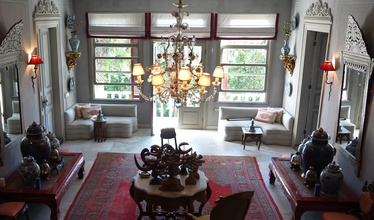 A living area inside Nevbahar Koc’s Bosphorus yali, where traditional details are combined with modernized interiors. (Photo via YouTube/@Homeworthy)