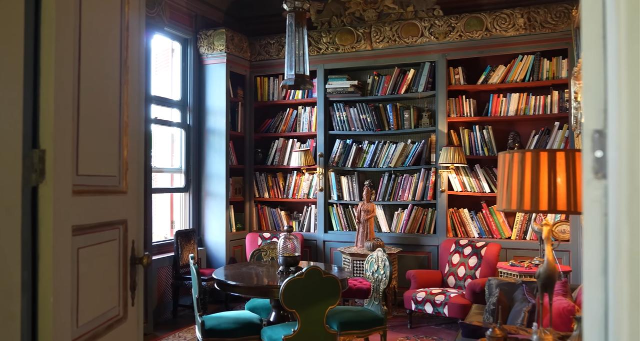 A richly decorated library inside Nevbahar Koc’s historic Bosphorus yali, featuring bookshelves, carved details and colorful furniture. (Photo via YouTube/@Homeworthy)