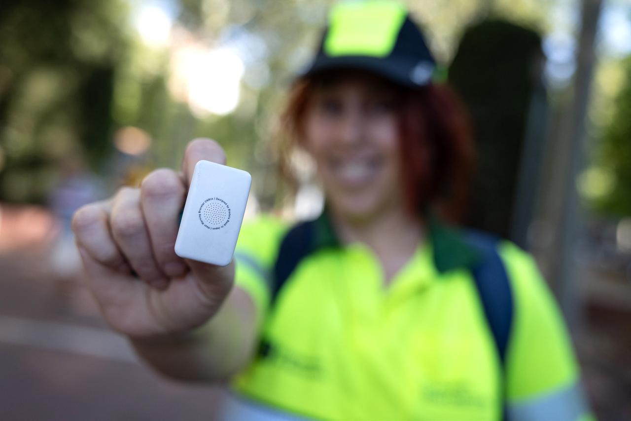 Gardener's wristband containing a sensor that detects body temperature. (AFP Photo)