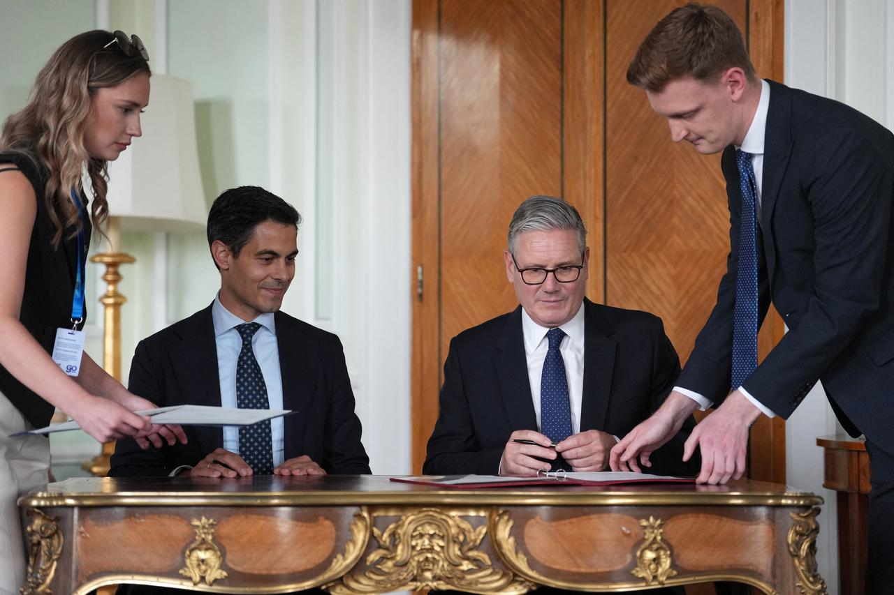 Britain's Prime Minister Keir Starmer (R) and Netherland's Prime Minister Rob Jetten (L) sign a maritime agreement at the British Embassy on the sidelines of the NATO summit, in Ankara, July 7, 2026. (AFP Photo)