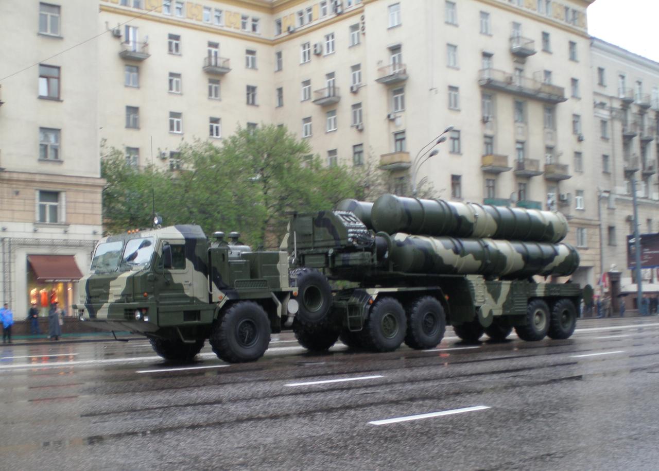 A TEL of a S-400 Triumf during a Victory Day Anniversary Parade Rehearsal in Moscow, May 9, 2009. (Photo via wikimedia.org)