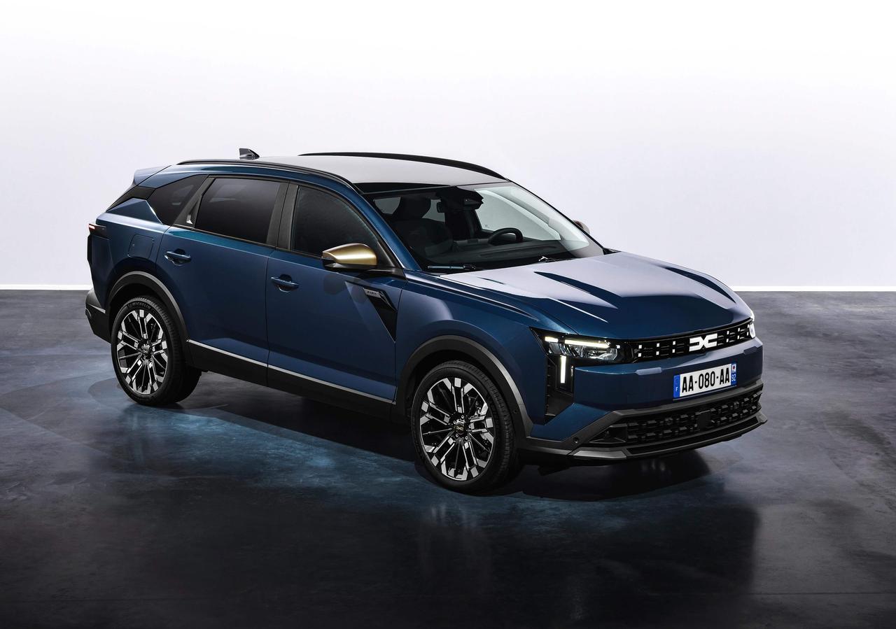 Dacia Striker, a new C-segment crossover to be produced at the Oyak Renault plant in Bursa, Türkiye, is showcased in a front three-quarter view. (Photo via NetCarShow)
