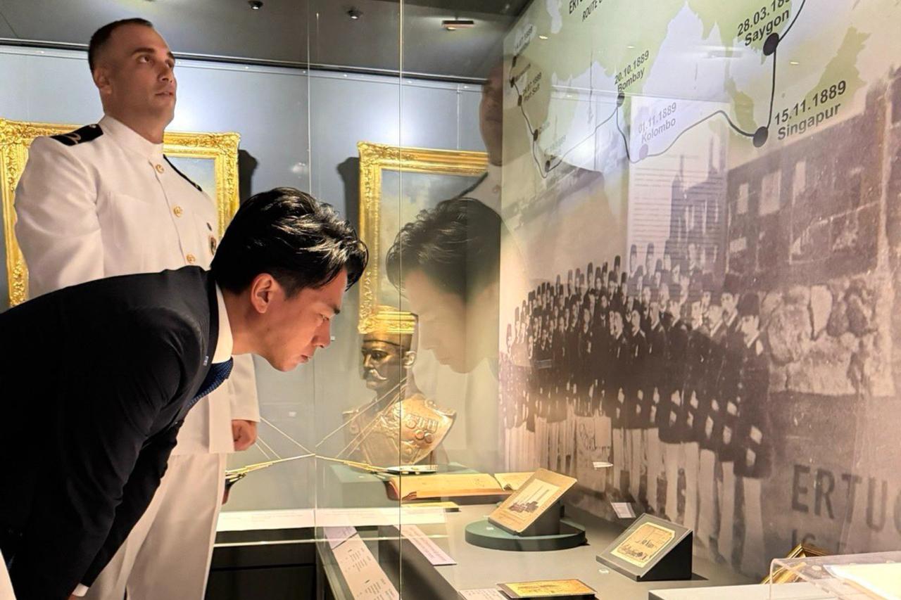 Japan's defense minister honors Ertugrul Frigate victims in Istanbul