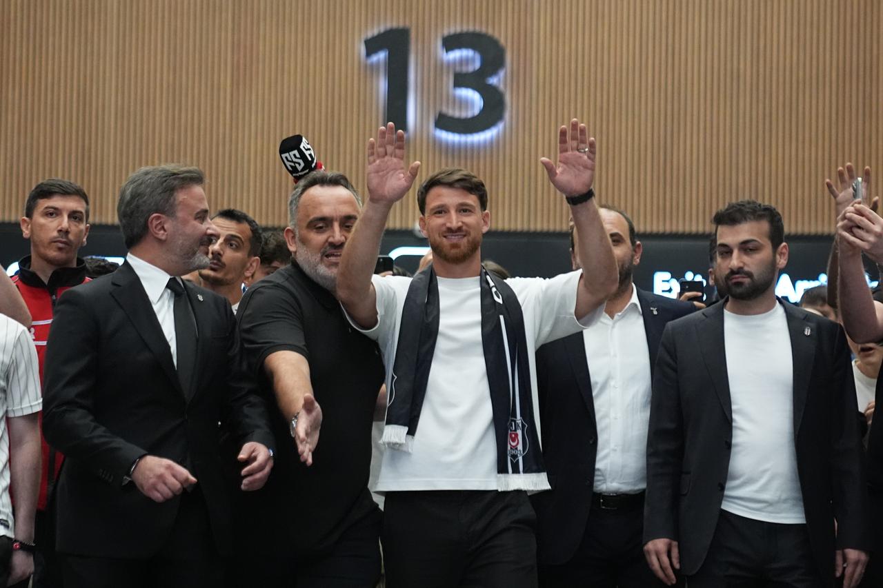 Salih Ozcan touches down in Istanbul to complete Besiktas transfer