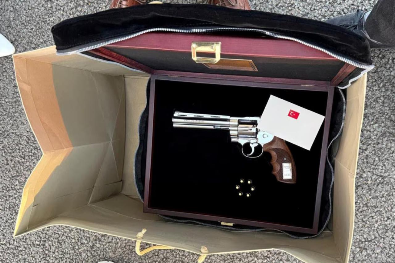 What NATO leaders did with Erdogan's revolvers: from airport police to museums Image