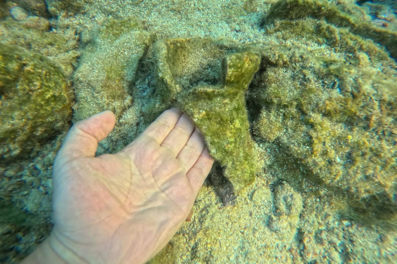 Ancient amphora clues emerge from child's snorkeling trip in Türkiye