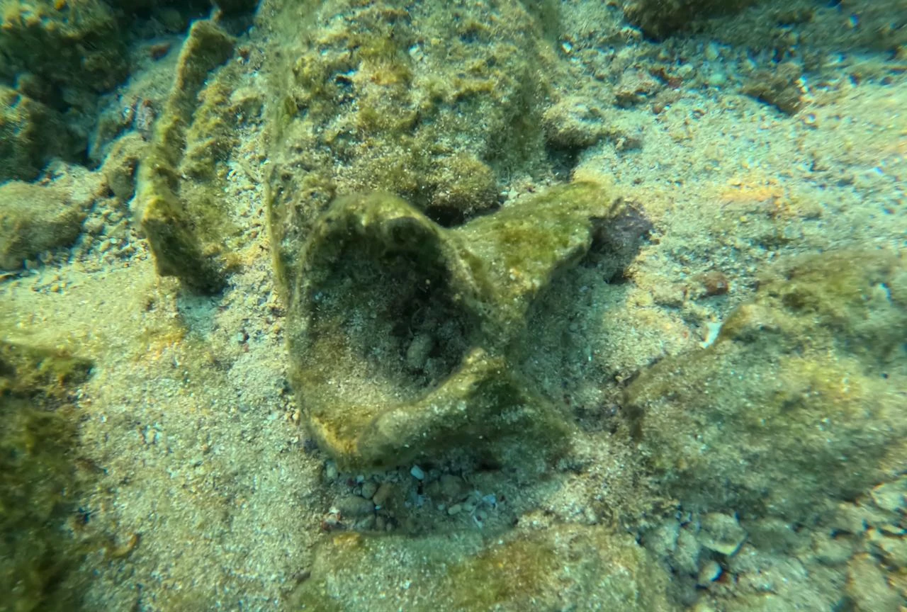Fragments believed to belong to ancient amphorae lie on the seabed in Mandalya Gulf in Milas, Mugla, after being spotted by a child while snorkeling. (AA Photo)
