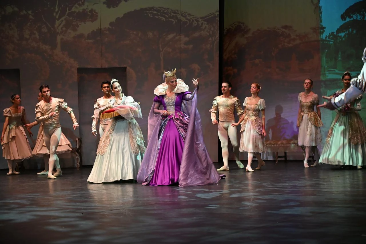 Dancers from the Izmir State Opera and Ballet perform “Swan Lake” during the opening of the 23rd International Bodrum Ballet Festival at Bodrum Castle. (AA Photo)