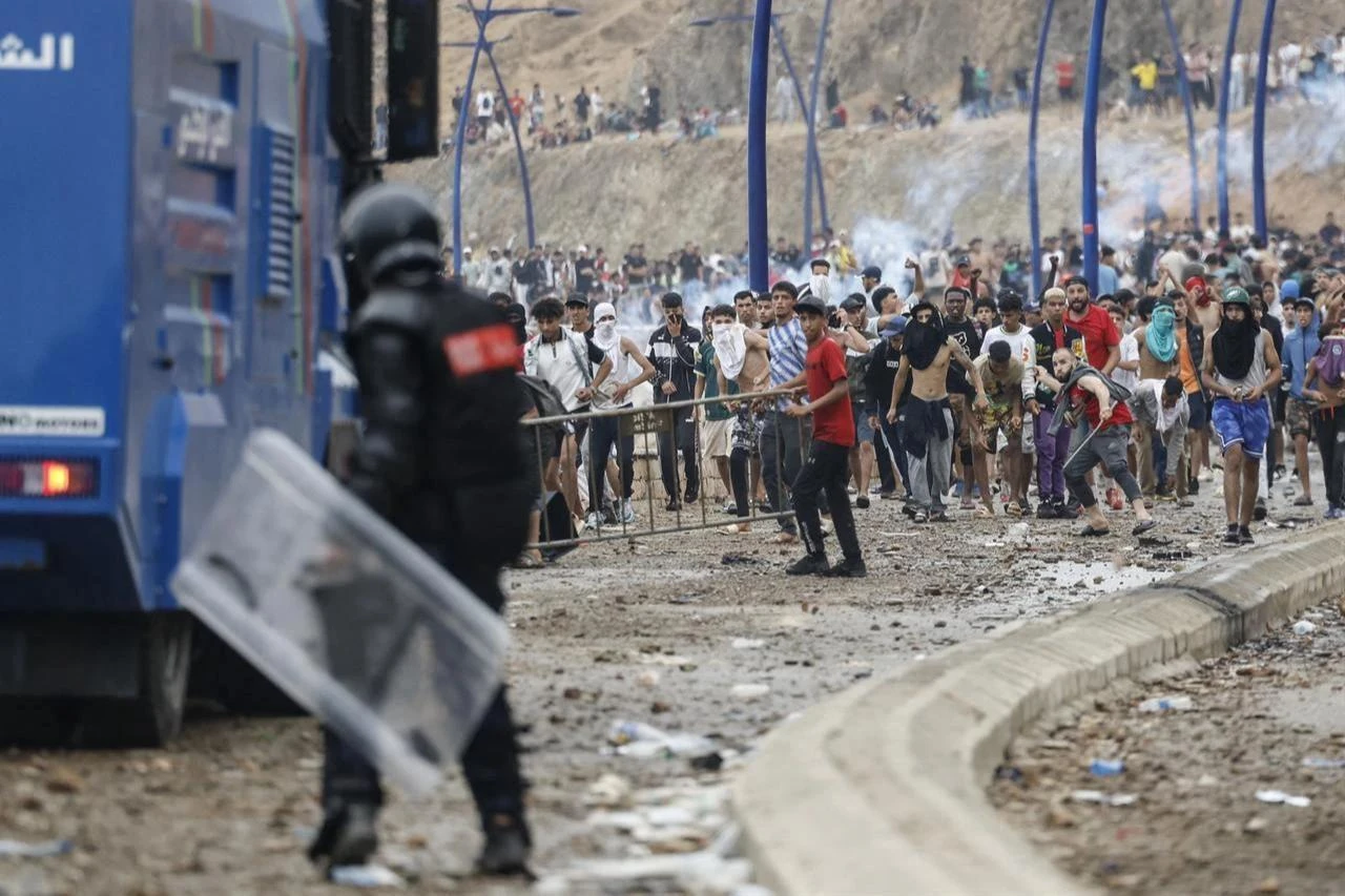 Moroccan security forces clash with migrants attempting to cross into Spain's North African enclave of Ceuta near the town of Fnideq, on the Morocco-Spain border, on July 31, 2026. (AFP Photo)