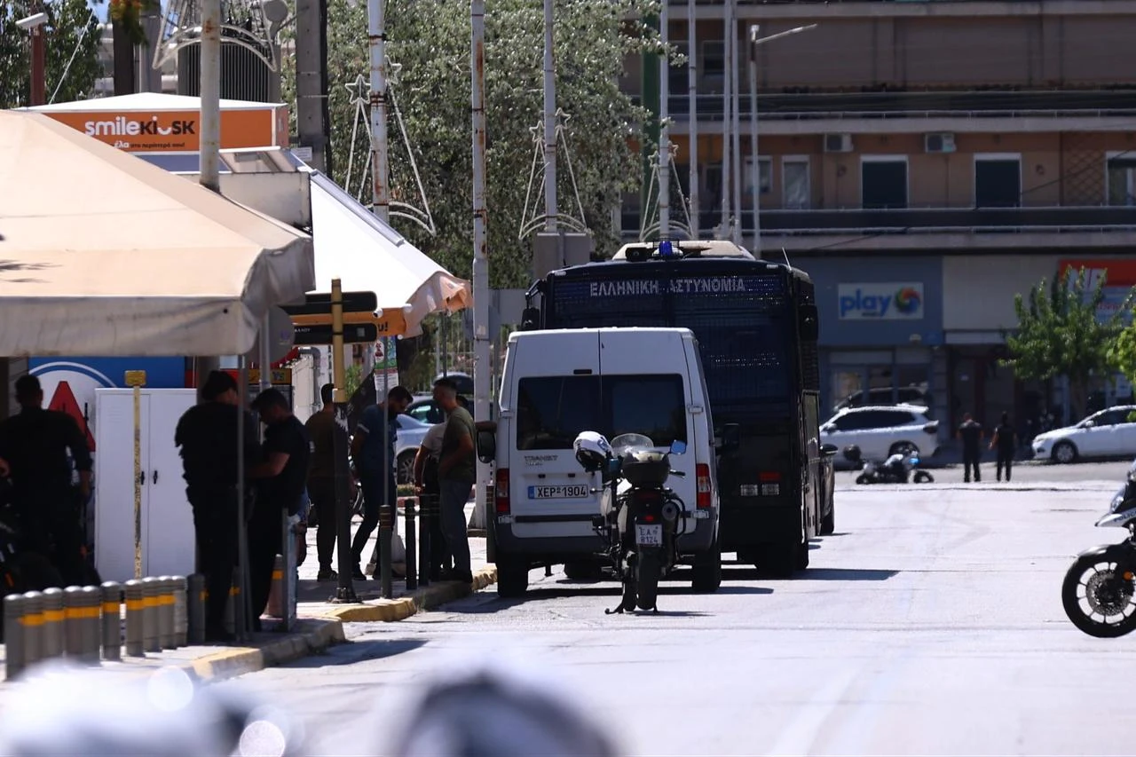 Greek police units gather near Korydallos Prison during a security operation following unrest over the extradition of Ramazan Baygara to Türkiye. (Photo via Eurokinissi)
