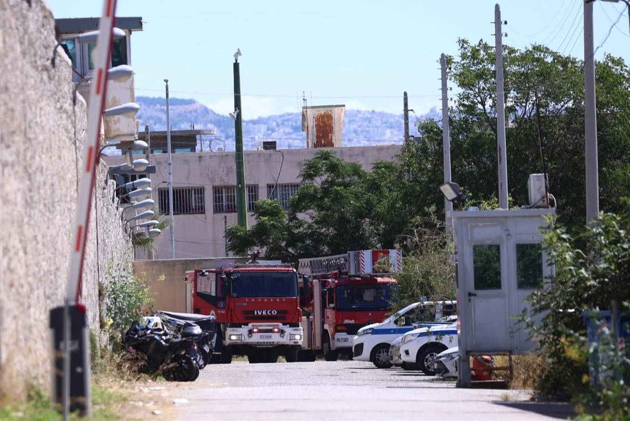 Fire engines and police vehicles are deployed near Korydallos Prison after inmates set fire to mattresses during unrest over Ramazan Baygara’s extradition. (Photo via Eurokinissi)