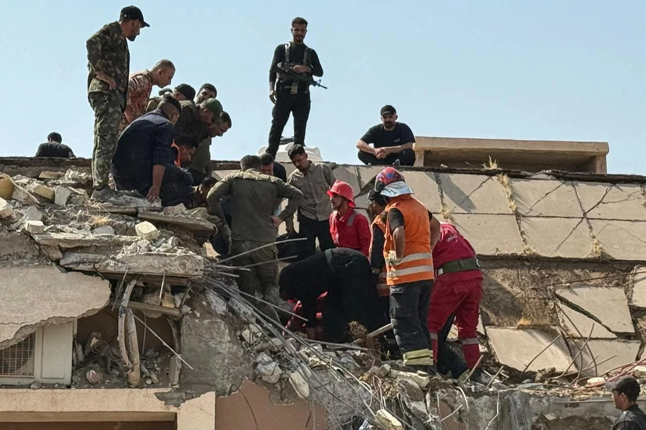 Security forces and emergency personnel work at the site of US-Saudi strikes that targeted a base belonging to Iraq's Hashed al-Shaabi Forces north of al-Miqdadiyah district in Iraq's Diyala province on July 29, 2026. (AFP Photo)