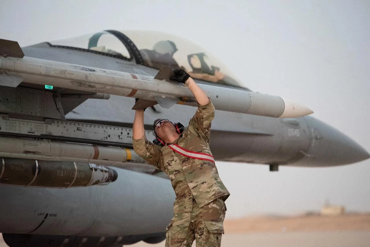 U.S. Air Force armament systems specialist performs weapons checks on an F-16 Fighting Falcon after hot pit refueling at Prince Sultan Air Base, Saudi Arabia, Aug. 15, 2023. (Photo via U.S. Air Force)