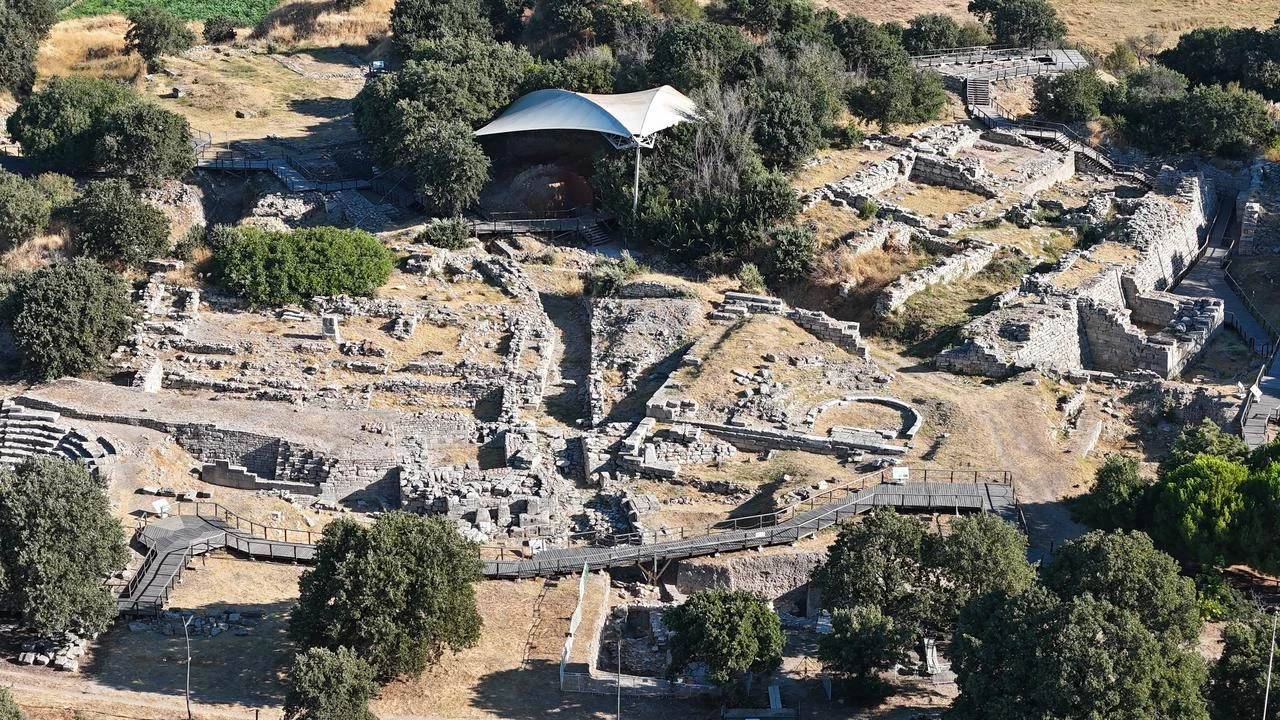 An aerial view of the ancient city of Troy shows excavated structures and visitor walkways across the archaeological site in Canakkale, northwestern Türkiye. (IHA Photo)