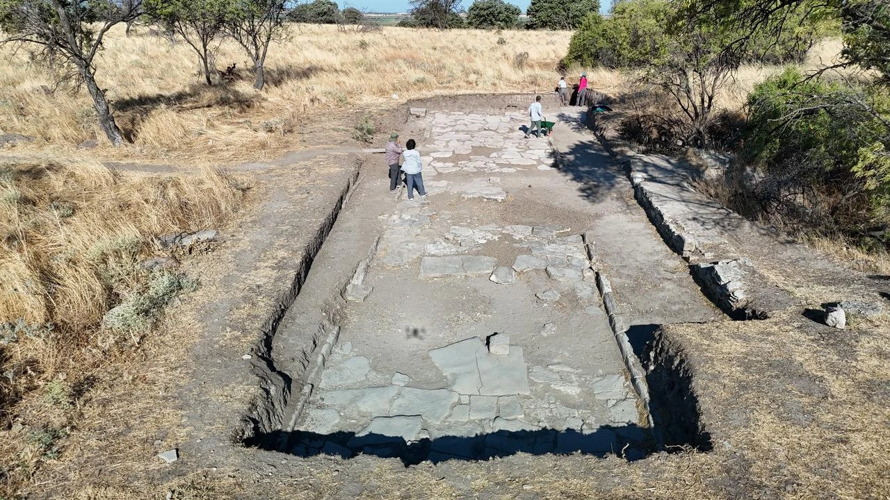 Archaeologists work along the approximately 2,000-year-old Roman street being uncovered at the ancient city of Troy in Canakkale, northwestern Türkiye. (IHA Photo)