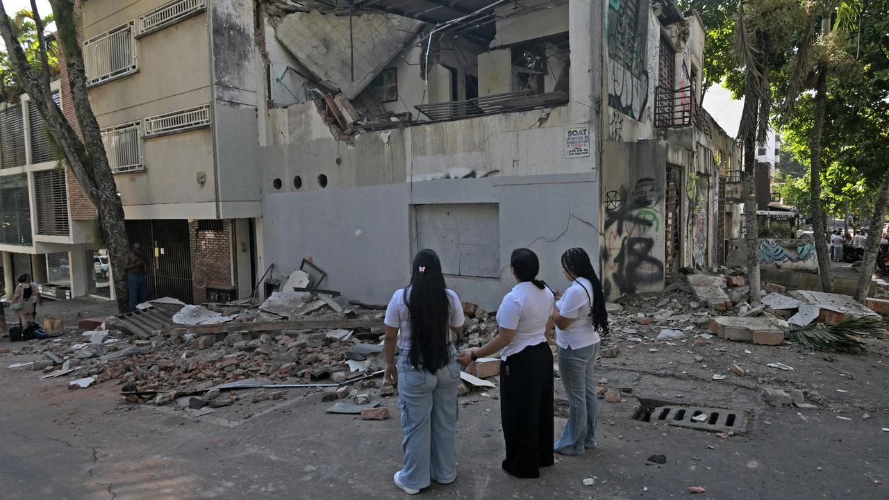Buildings damaged, streets erupt in panic as major quake rocks Colombia