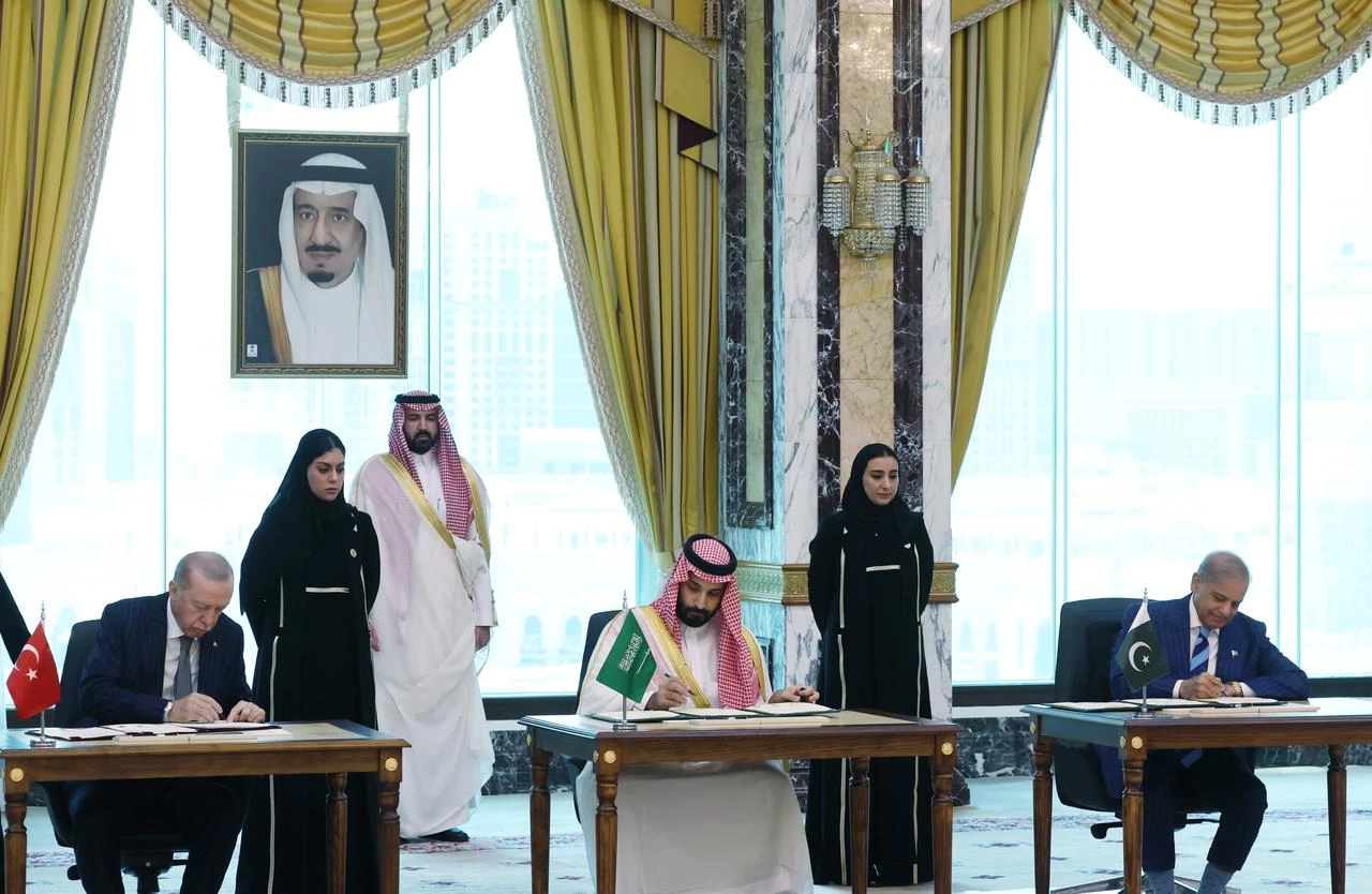 Turkish President Recep Tayyip Erdogan (L), Saudi Crown Prince Mohammed bin Salman (C), and Pakistani Prime Minister Shehbaz Sharif (R) sign a trilateral defense agreement in Mecca, Saudi Arabia, on August 7, 2026. (TUR Presidency/ AA Photo)
