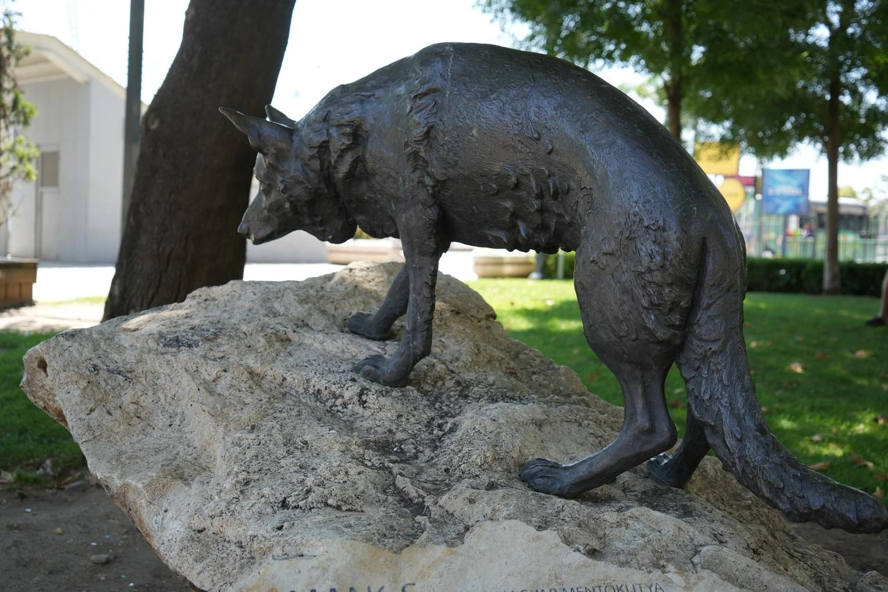 A close-up view of the monument to Mancs, the Hungarian rescue dog who helped locate 3-year-old Hatira Kaplan after 82 hours under rubble during the 1999 Golcuk earthquake. (IHA Photo)
