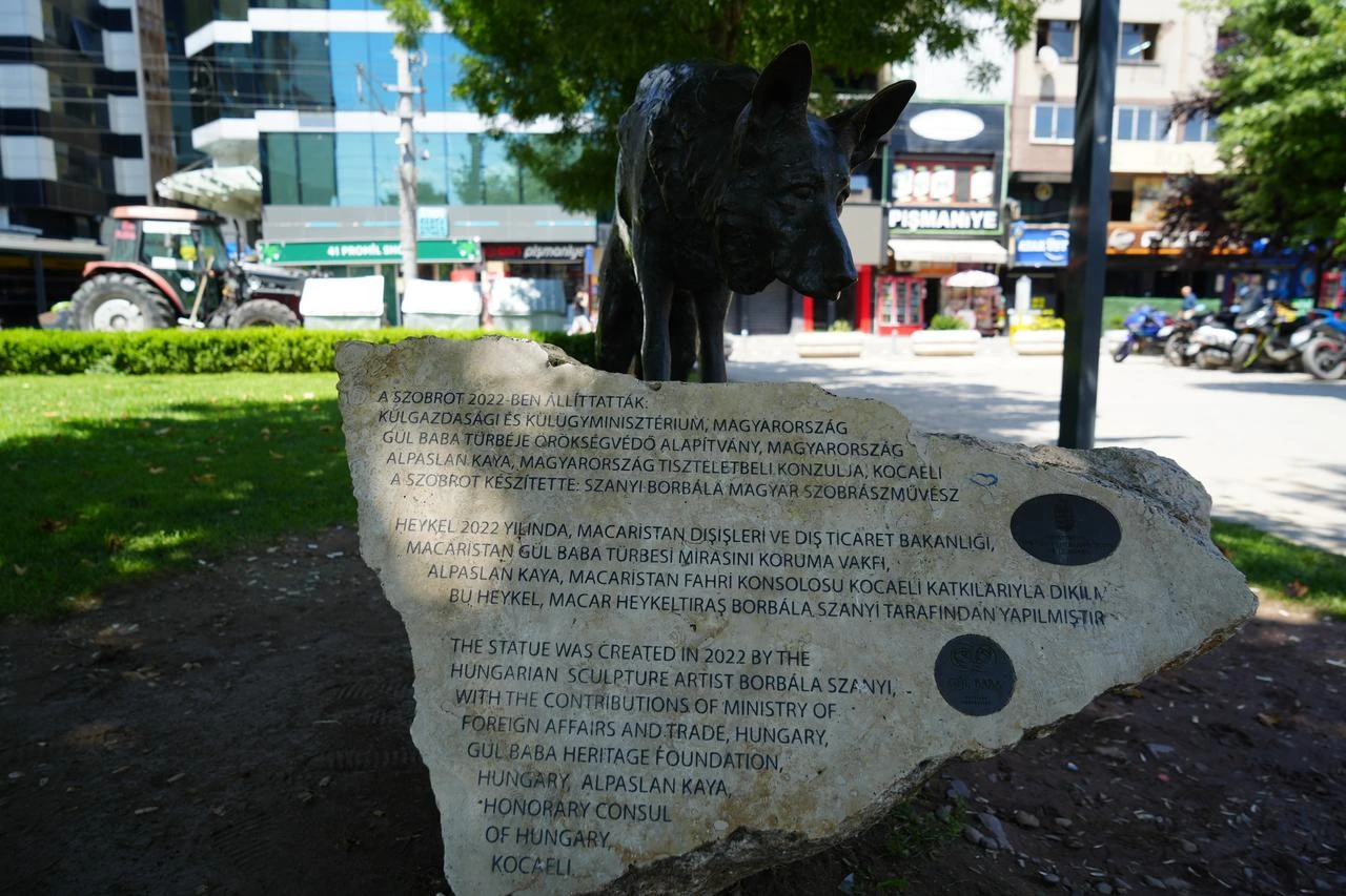 The monument honoring Hungarian rescue dog Mancs is seen at Pismaniyeciler Square in Izmit, where it stands as a symbol of Türkiye-Hungary friendship. (IHA Photo)