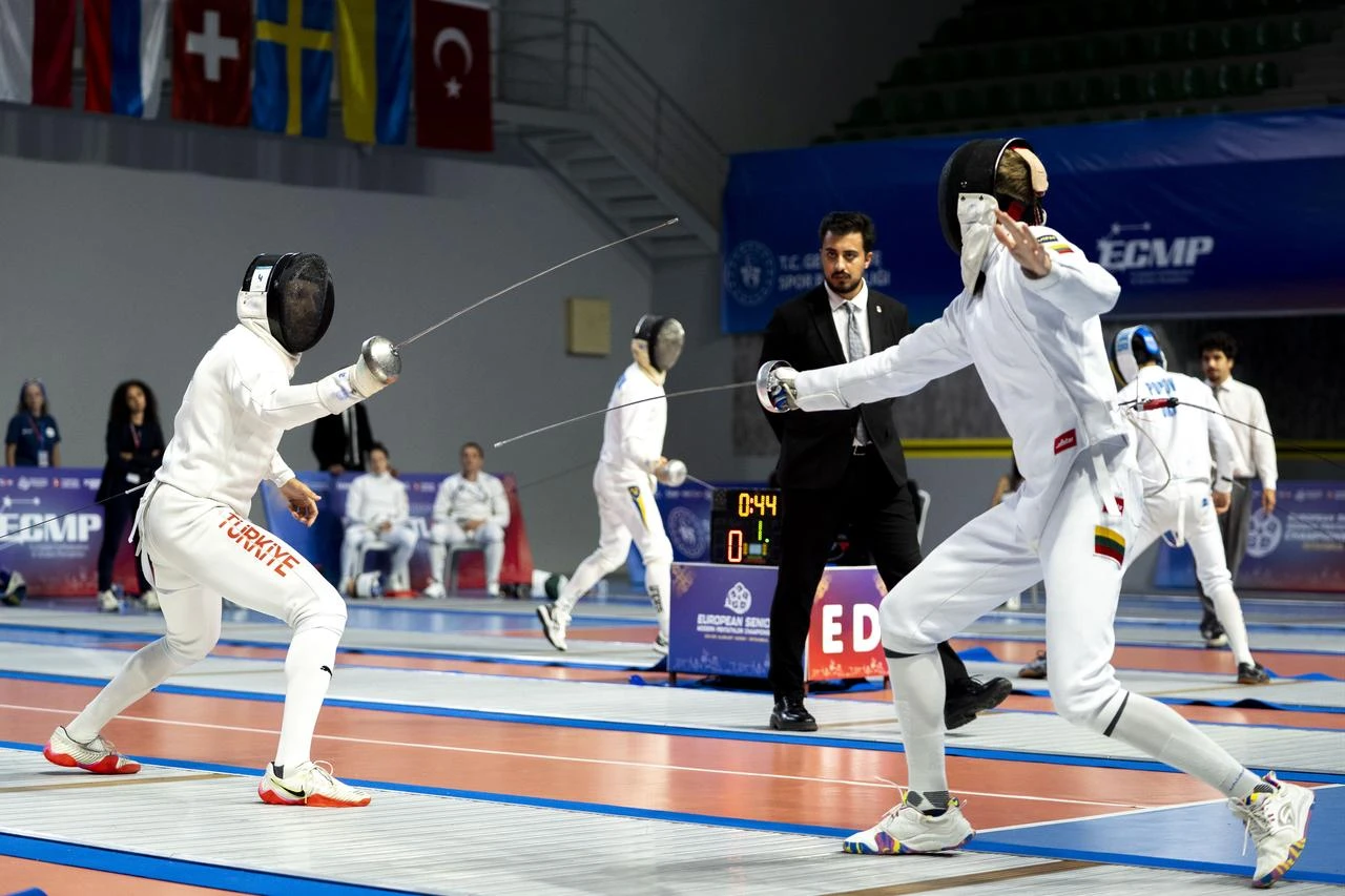 Bugra Unal (L) of Turkiye competes against Jonas Kalaminskas (R) of Lithuania during the fencing stage of the 2026 European Senior Modern Pentathlon Championship in Istanbul, Türkiye,  Aug. 9, 2026. (AA Photo)