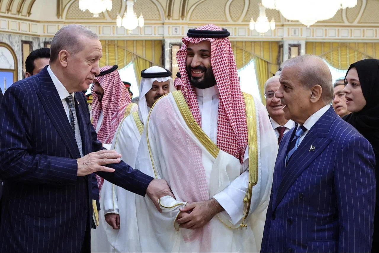 President Recep Tayyip Erdogan (L), Saudi Arabia's Crown Prince Mohammed bin Salman (C) and Pakistan’s Prime Minister Shehbaz Sharif meeting in Mecca, Aug. 7, 2026. (AFP Photo/Turkish Presidency Press Office/Handout)