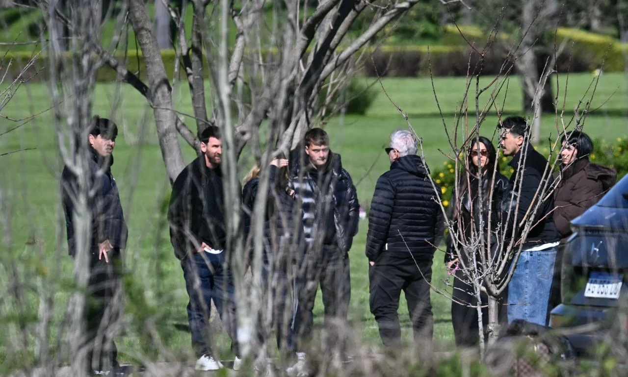 Argentina's football star Lionel Messi (2-L) and relatives attend the funeral of his father at El Prado cemetery, on the outskirts of Rosario, Santa Fe province, Argentina, on August 9, 2026. (AFP Photo)