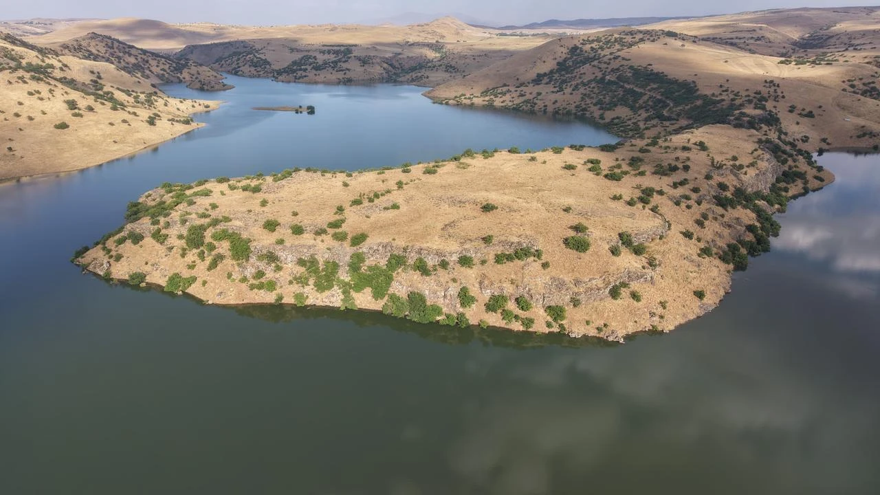 An aerial view shows the landscape surrounding the massive fortress site in Mus, eastern Türkiye. (IHA Photo)