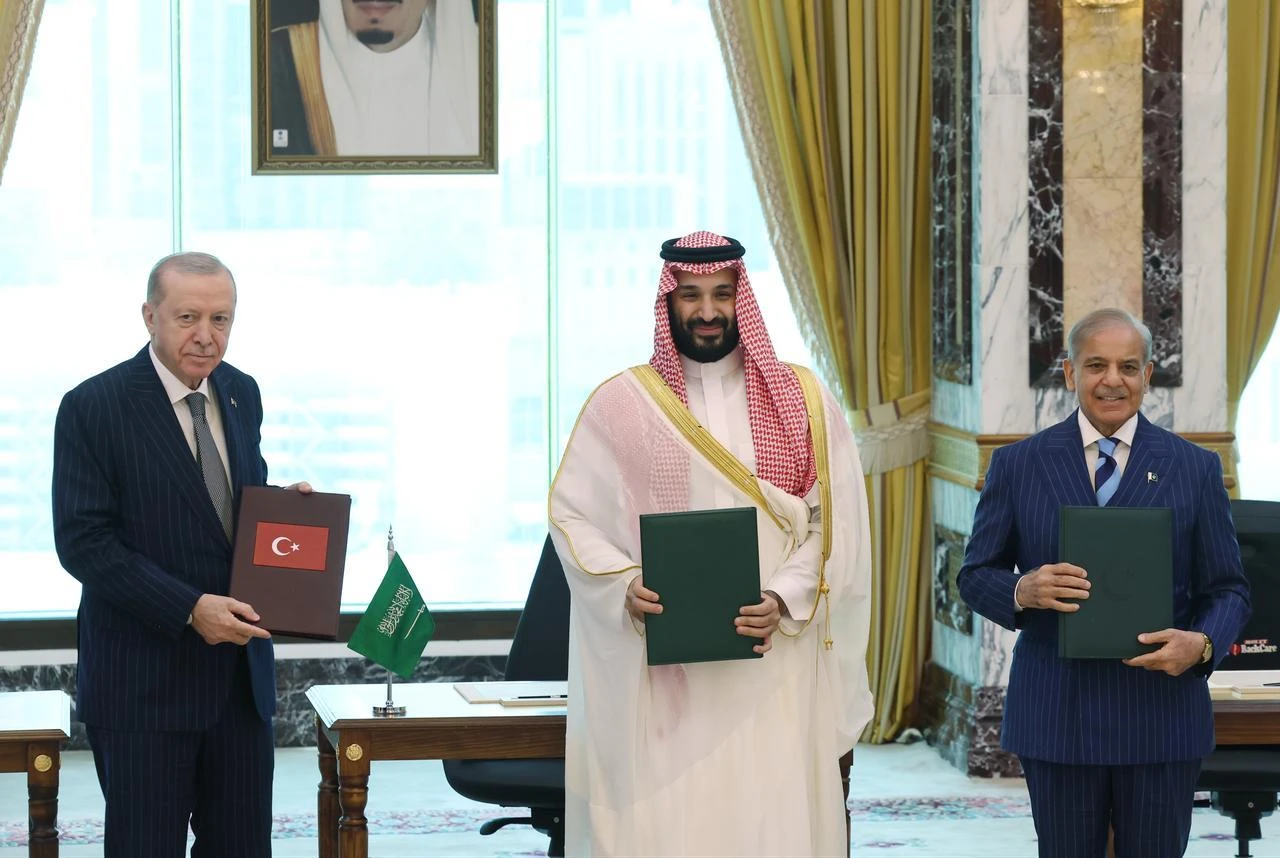 President Recep Tayyip Erdogan (L), Saudi Crown Prince Mohammed bin Salman (C), and Pakistani Prime Minister Shehbaz Sharif (R) sign a trilateral defense agreement in Mecca, Saudi Arabia, Aug. 7, 2026. (Turkish Presidency/Murat Cetinmuhurdar/HO)