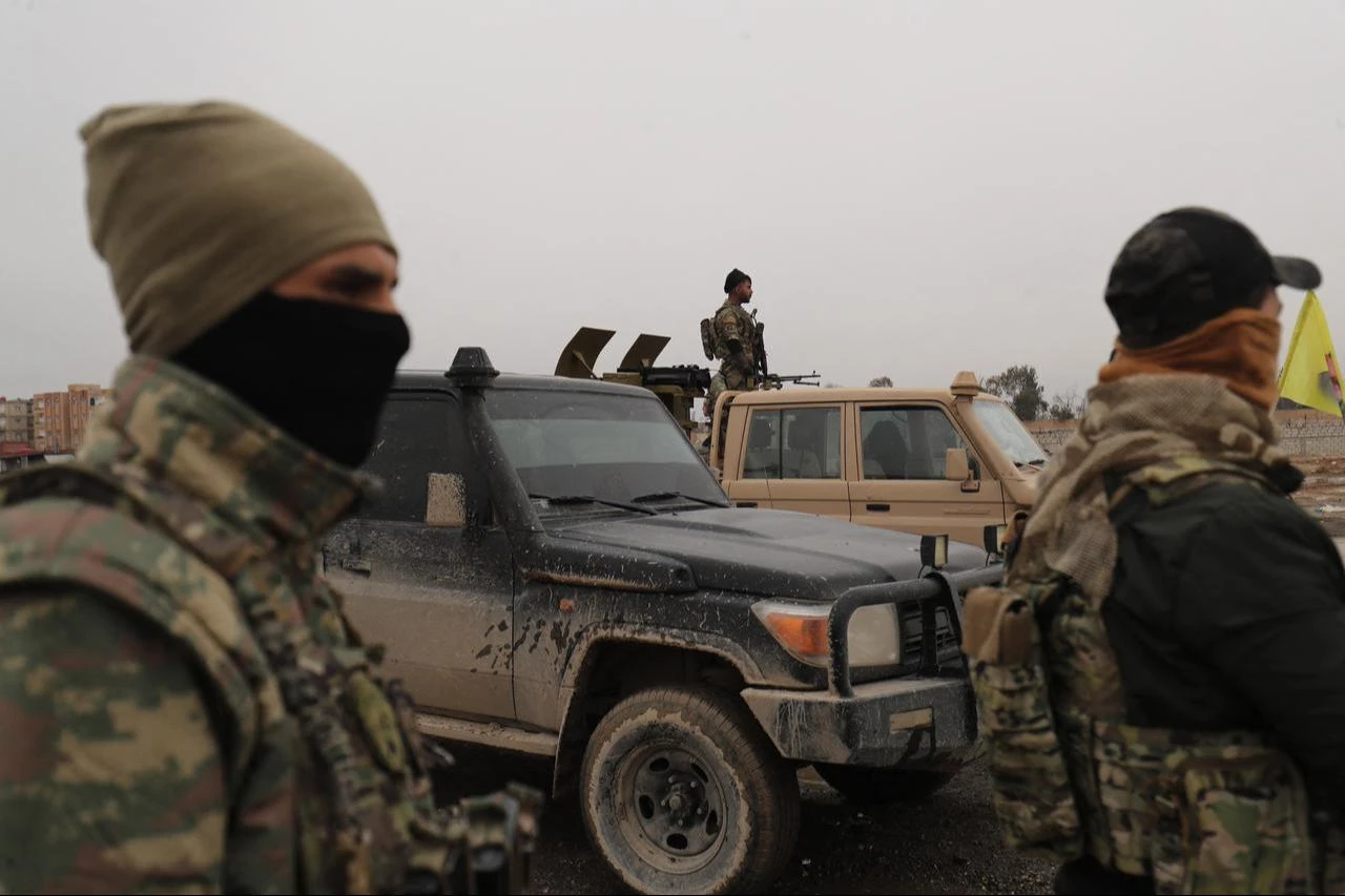 This photo, taken on January 22, 2026, shows SDF members taking positions on the front line and in areas near the prison in Hasakah. (AFP Photo)