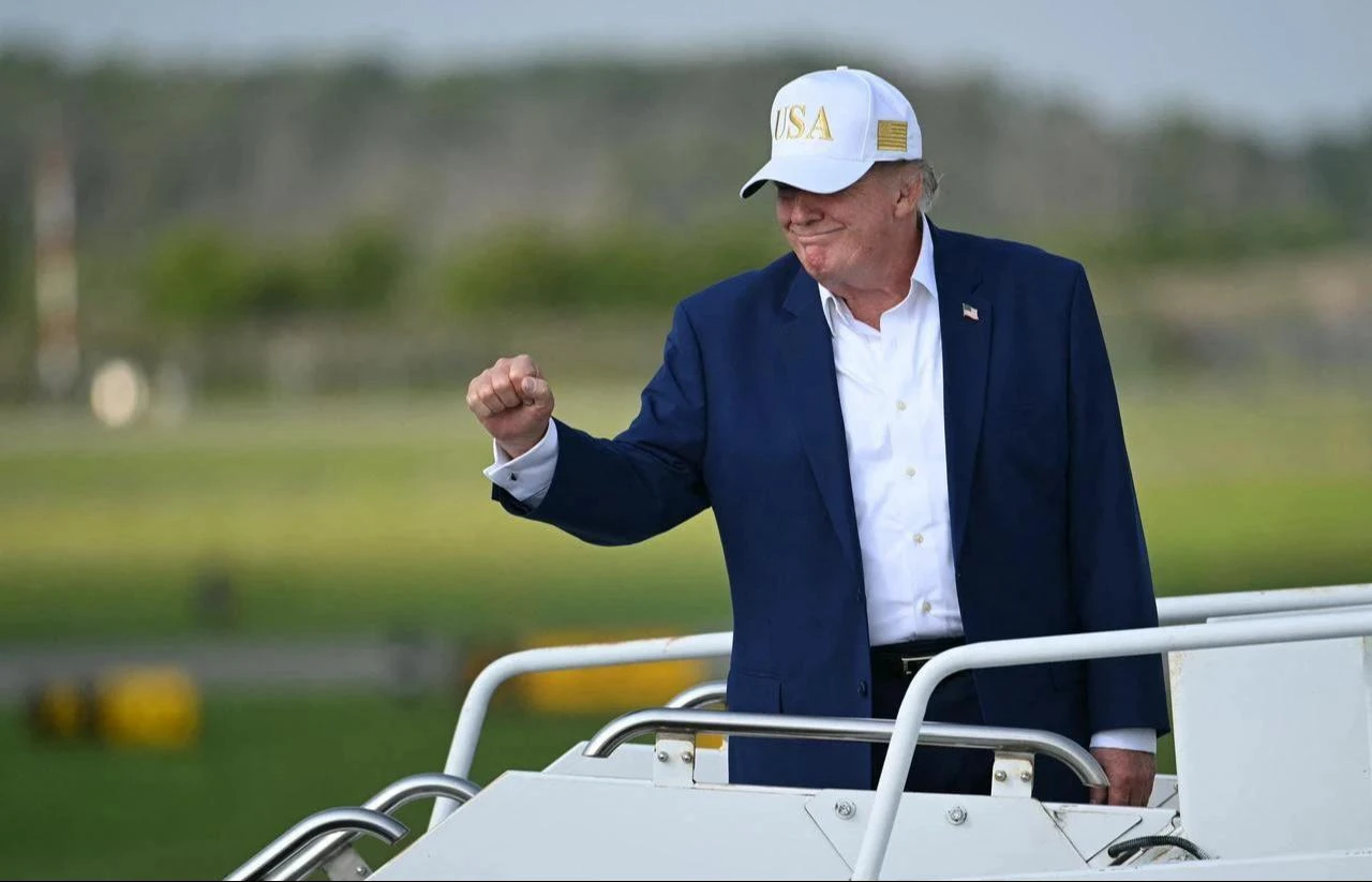US President Donald Trump gestures as he boards Air Force One before departing from Morristown Municipal Airport in New Jersey, August 9, 2026. (AFP Photo)