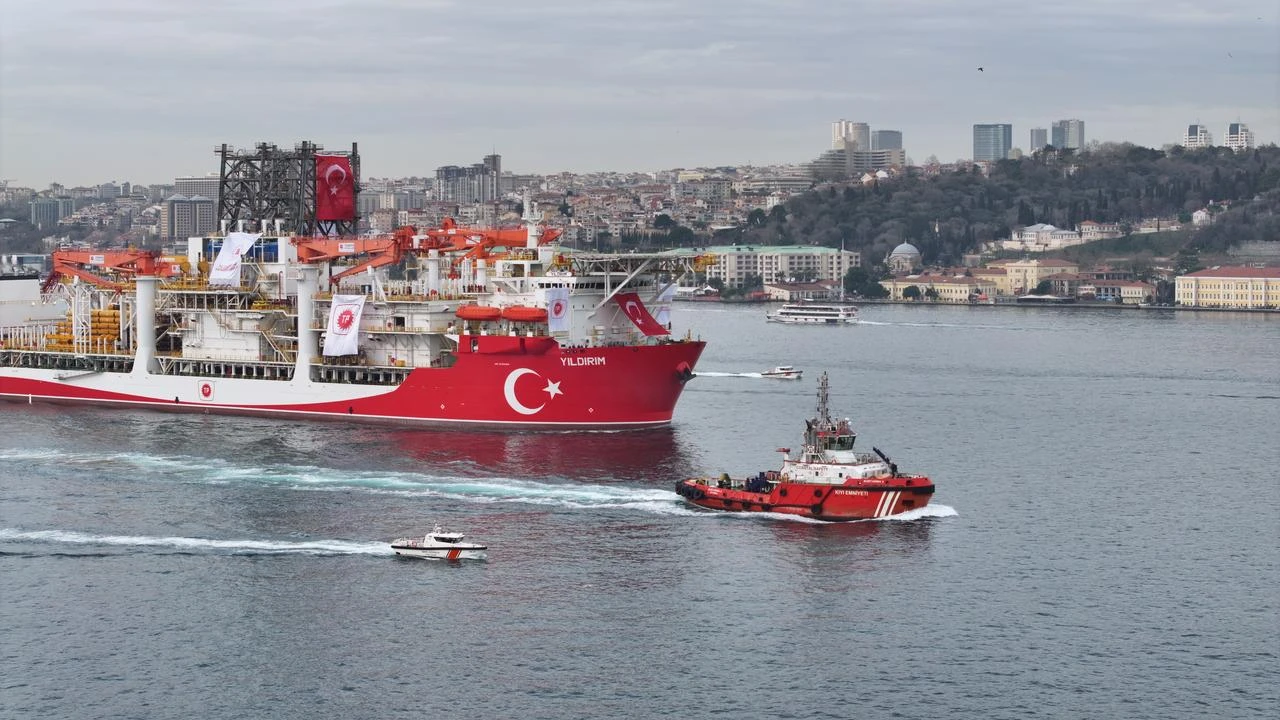 A view of the new ultra-deepwater drilling vessel “Yildirim” is traveling in the Bosphorus Strait near the July 15 Martyrs Bridge in Istanbul, Türkiye, January 26, 2026. (AA Photo)