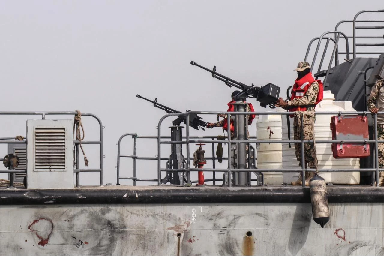 Sailors from the navy of Yemen's Aden-based internationally recognised government stand at machine-gun positions aboard a vessel patrolling a shipping lane off Hanish Island in the Red Sea, July 27, 2026. (AFP Photo)