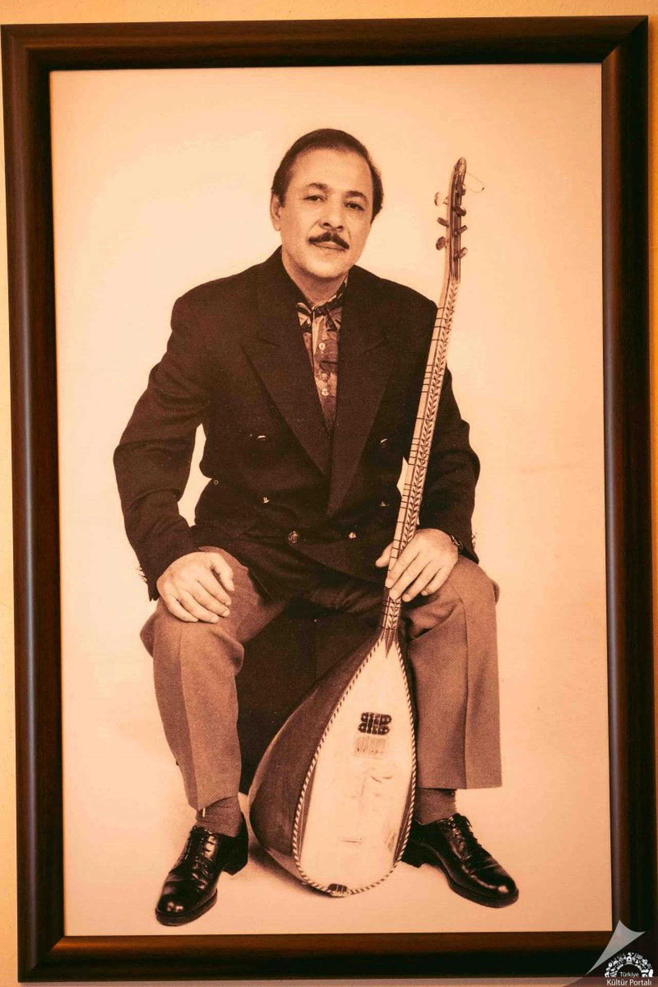 A portrait of Turkish folk music legend Neset Ertas posing with his baglama. (Photo via Türkiye Ministry of Culture and Tourism)