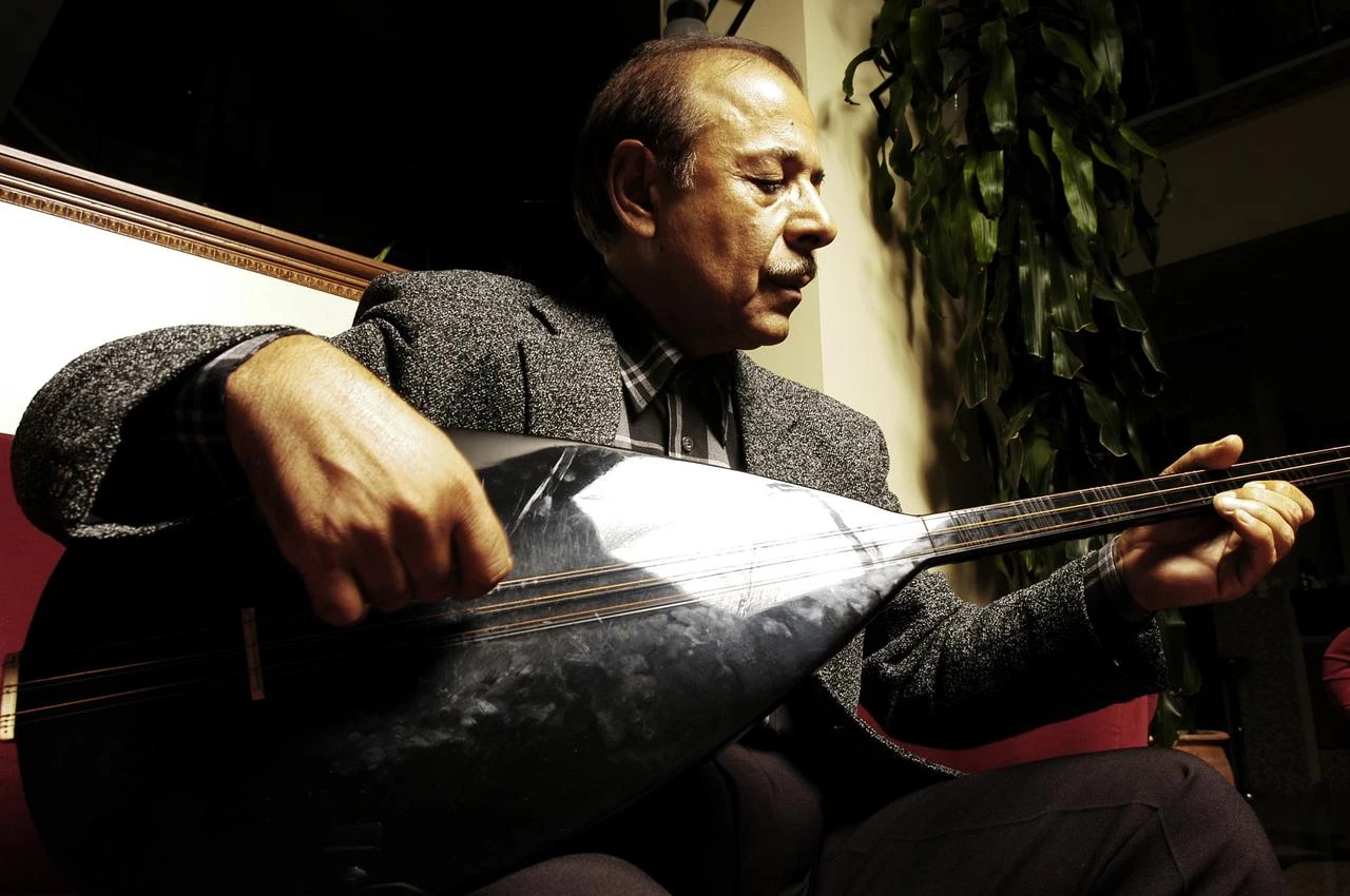 Neset Ertas plays the baglama, the long-necked string instrument at the heart of his musical style and the Central Anatolian bozlak tradition. (Photo via Türkiye Ministry of Culture and Tourism)