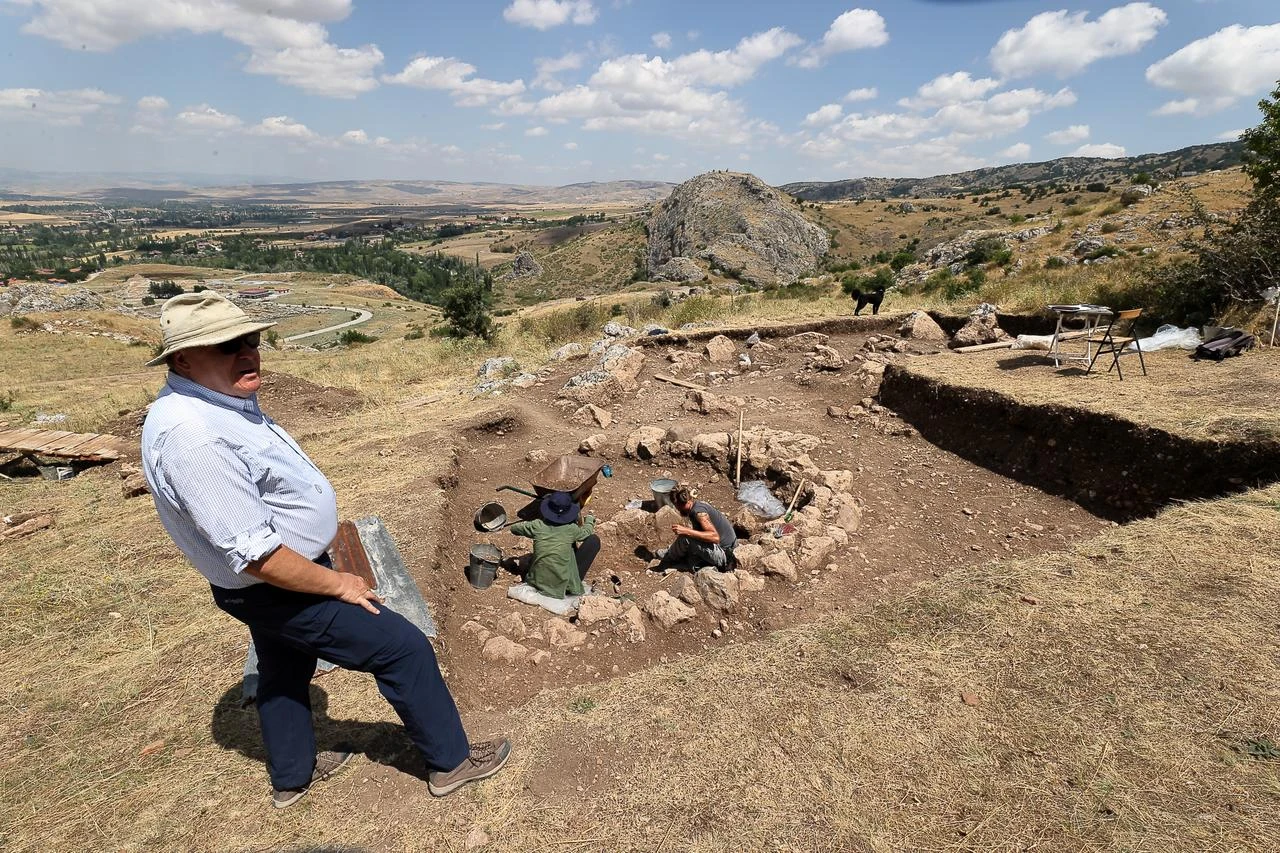 Archaeologists carry out excavation work at a newly identified burial area on Hattusa's Northwestern Slope in Corum, Türkiye. (AA Photo)