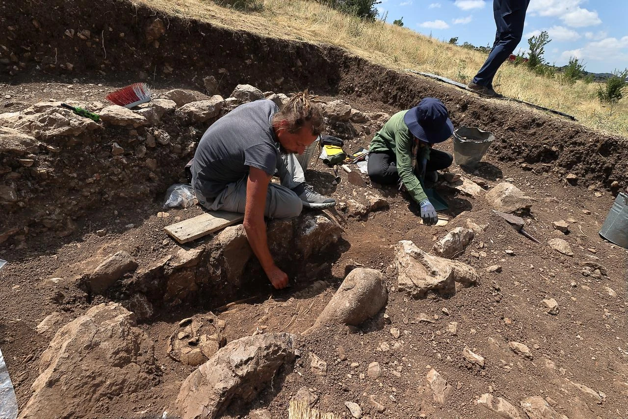 Archaeologists carefully uncover one of the ancient graves discovered during ongoing excavations at Hattusa in central Türkiye. (AA Photo)
