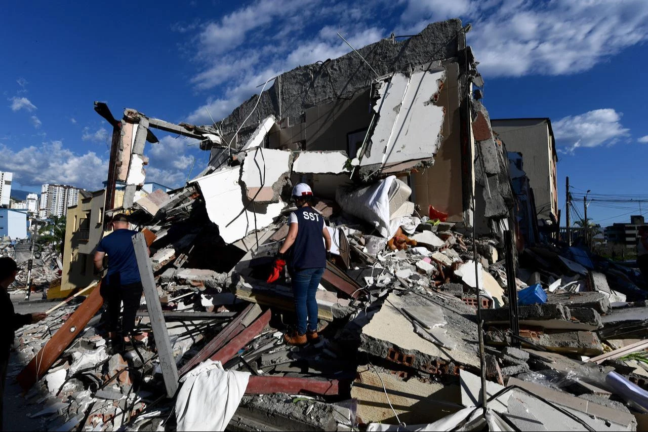 Rescuers look for survivors amid the rubble of a collapsed building after an earthquake in Colombia on August 10, 2026. (AFP Photo)