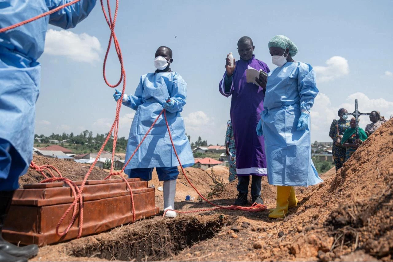 Teams from the International Federation of the Red Cross and Red Crescent Societies prepare for burial at Mbiyo cemetery the body of a fourth orphan who died from Ebola virus disease at an orphanage in Bunia, Ituri Province, June 19, 2026. (AFP Photo)