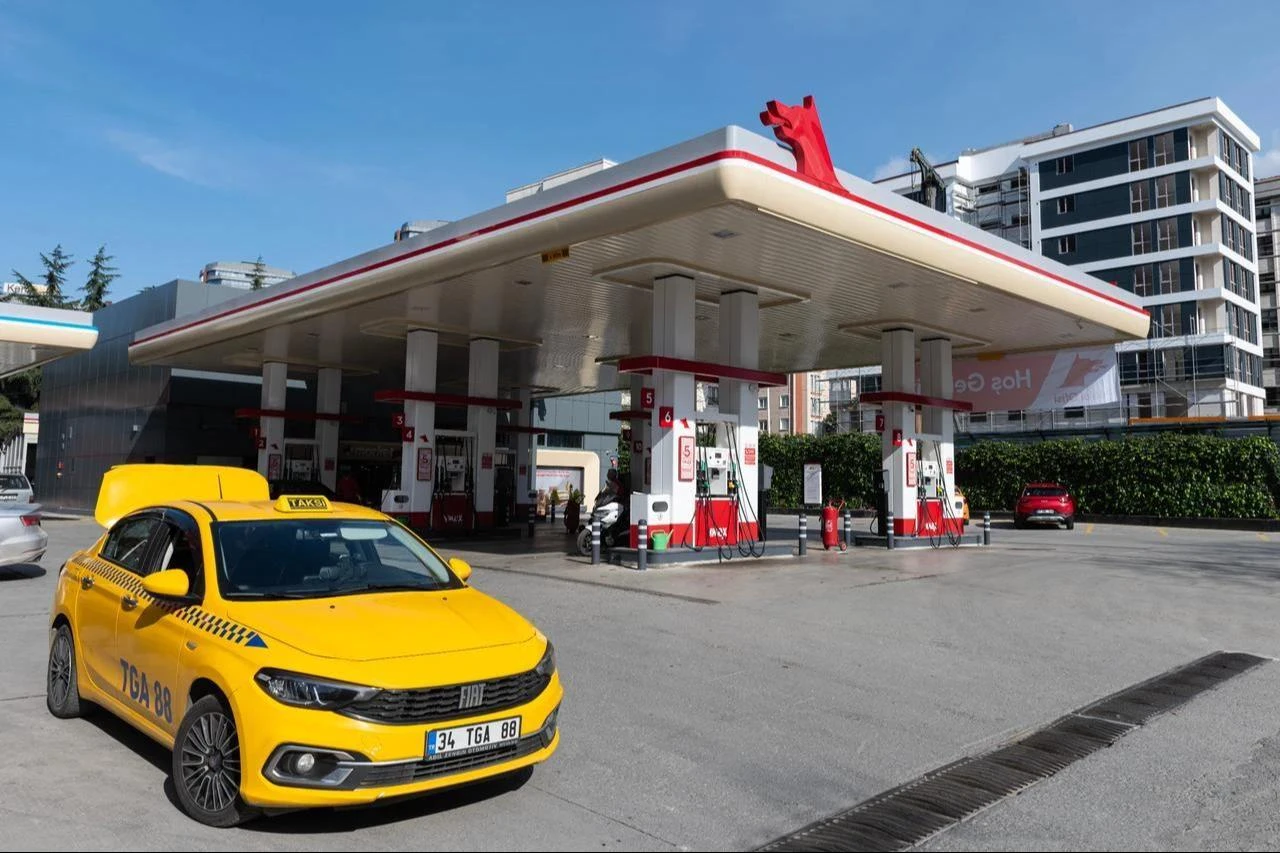 Vehicles are seen at a gas station in Istanbul, Türkiye, March 12, 2024. (Adobe Stock Photo)