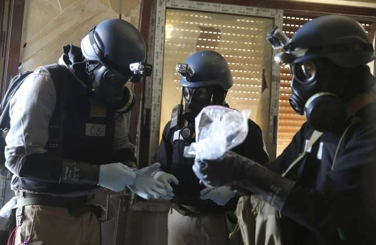 UN chemical weapons experts inspect alleged chemical samples from an attack in Syria, 2013. (AFP Photo)