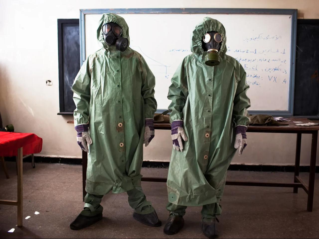 Volunteers wear protective gear during a class on how to respond to a chemical attack in the northern Syrian city of Aleppo on Sept.15, 2013. (AFP Photo)