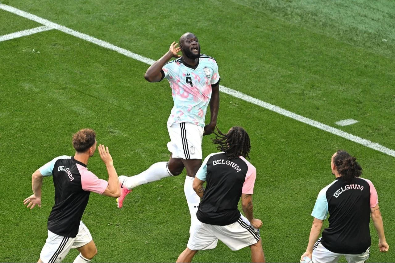 Romelu Lukaku #9 of Belgium celebrates with teammates after scoring the team's fourth goal during the FIFA World Cup 2026 Round of 16 match between USA and Belgium at Seattle Stadium on July 6, 2026 in Seattle, Washington. (AFP Photo)