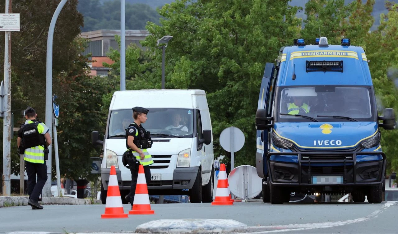 French Gendarmes control vehicles at the Spanish-French border between Irun and Hendaye, August 4, 2026. (AFP Photo)