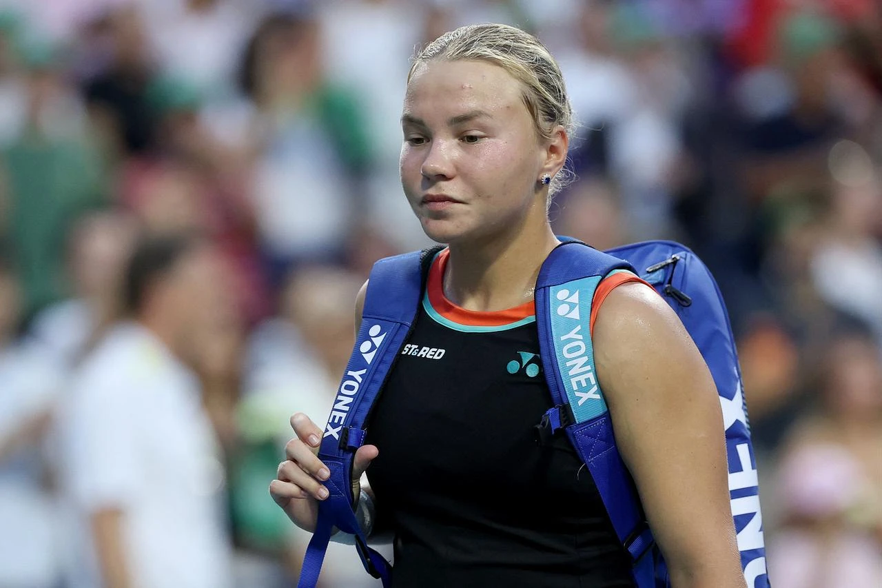 Diana Shnaider leaves court after losing to Iga Swiatek during the quarterfinals of the National Bank Open Presented at Sobeys Stadium on August 10, 2026, in Toronto, Ontario. (AFP Photo)