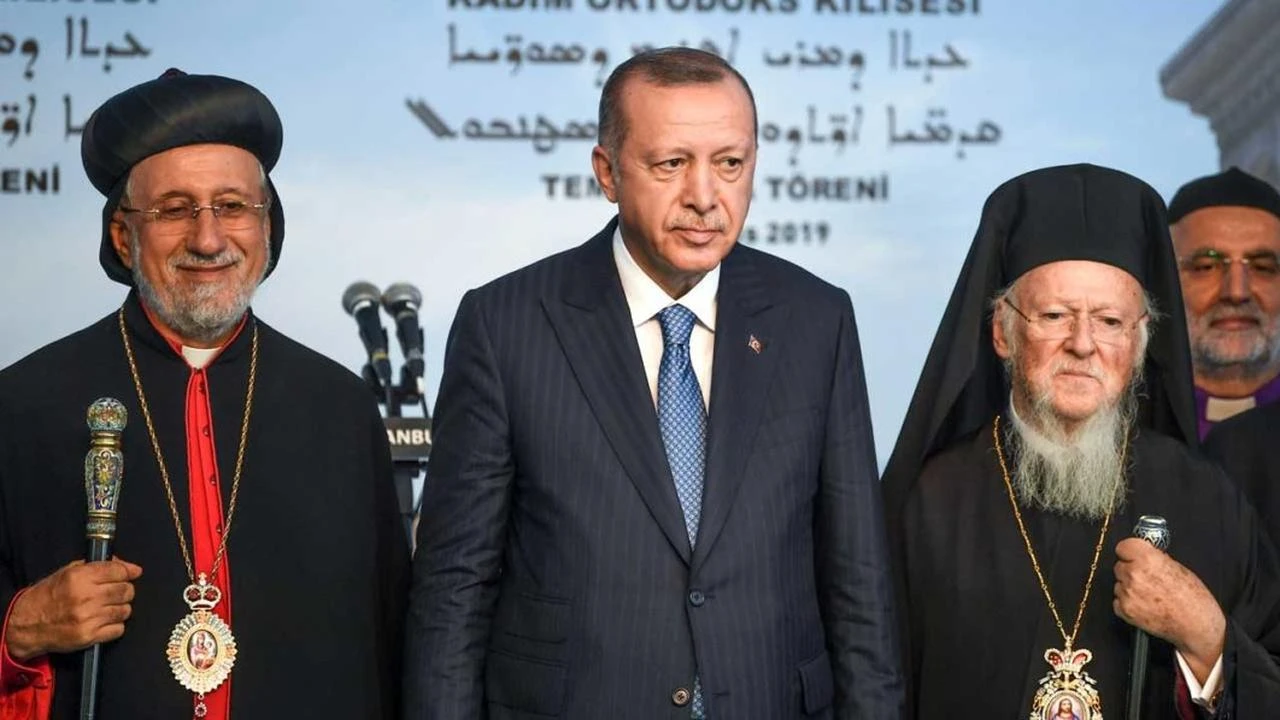 Turkish President Recep Tayyip Erdogan (C), Syriac (Assyrian) Orthodox Patriarch Yusuf Cetin (L) and Ecumenical Patriarch of Constantinople Bartholomew I (R) pose during the first stone ceremony of Türkiye’s first church in the modern history of the modern Republic in Istanbul’s Yesilkoy district, on August 3, 2019. (AFP Photo)