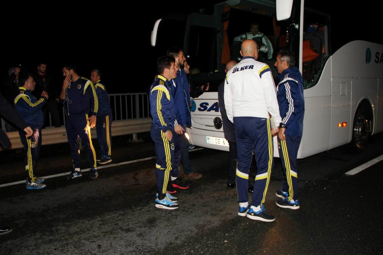 Fenerbahce players gather beside their team bus after it came under fire during an armed attack in Trabzon, April 4, 2015. (IHA Photo)