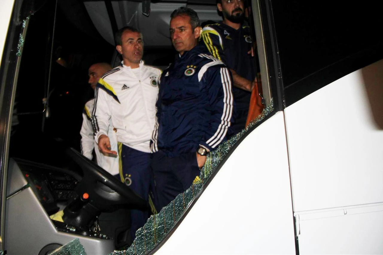 Fenerbahce coach Ismail Kartal seen through the shattered windshield of the team's bus after it came under fire in Trabzon, April 4, 2015. (IHA Photo)