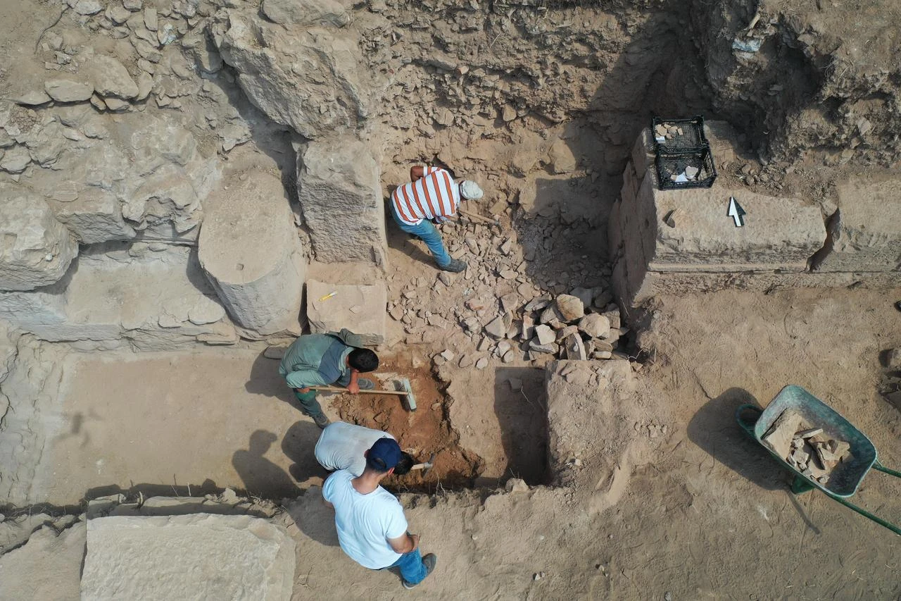 Archaeologists work at the excavation site of a 1,600-year-old Late Roman bathhouse in Nysa Ancient City in Aydin, western Türkiye. (AA Photo)